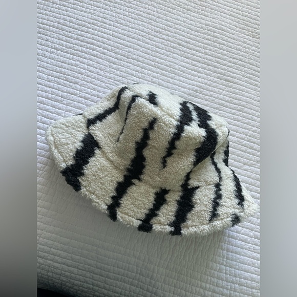 Free People shaggy Sherpa bucket hat - Picture 2 of 5